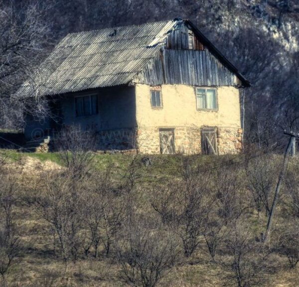 KUĆA ISPOD VELIKOG TRESKAVCA